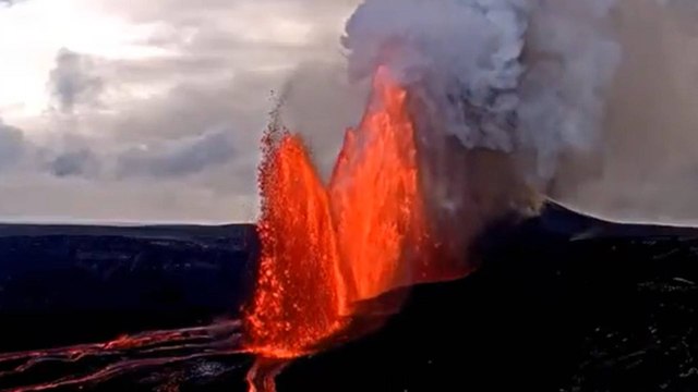 VIDEO | Uno de los volcanes más activos del mundo entró en erupción: así se vio la expulsión de lava