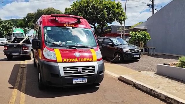 Batida forte entre Gol e Kwid termina com um ferido e dois veículos na calçada no no bairro Floresta