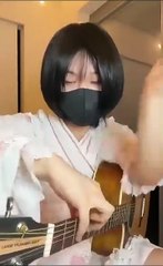 Elle joue la musique de Mission Impossible à la guitare et c'est juste dingue