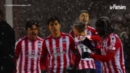 L'incroyable bicyclette sous une tempête de neige en finale de la Premiere League Canadienne