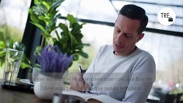 Si tu cabeza no para de darle vueltas a las cosas antes de dormir, necesitas 10 minutos, papel y boli