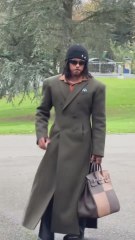 Koundé presume de outfit en su llegada con la selección francesa