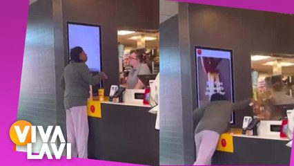 Mujer arroja café caliente a empleada de local