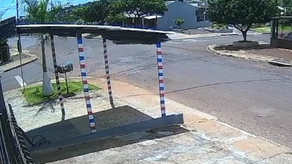 Câmera flagra Gol furando a preferencial e causando acidente que terminou com adolescente conduzido à delegacia