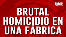 Brutal homicidio en una fábrica: policía científica perita en el lugar