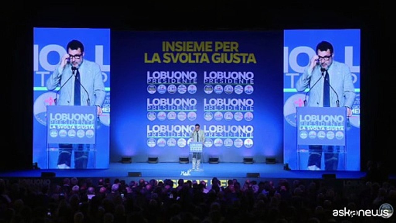 Migranti, Salvini: "Fuori dalla palle chi non rispetta nostra cultura"