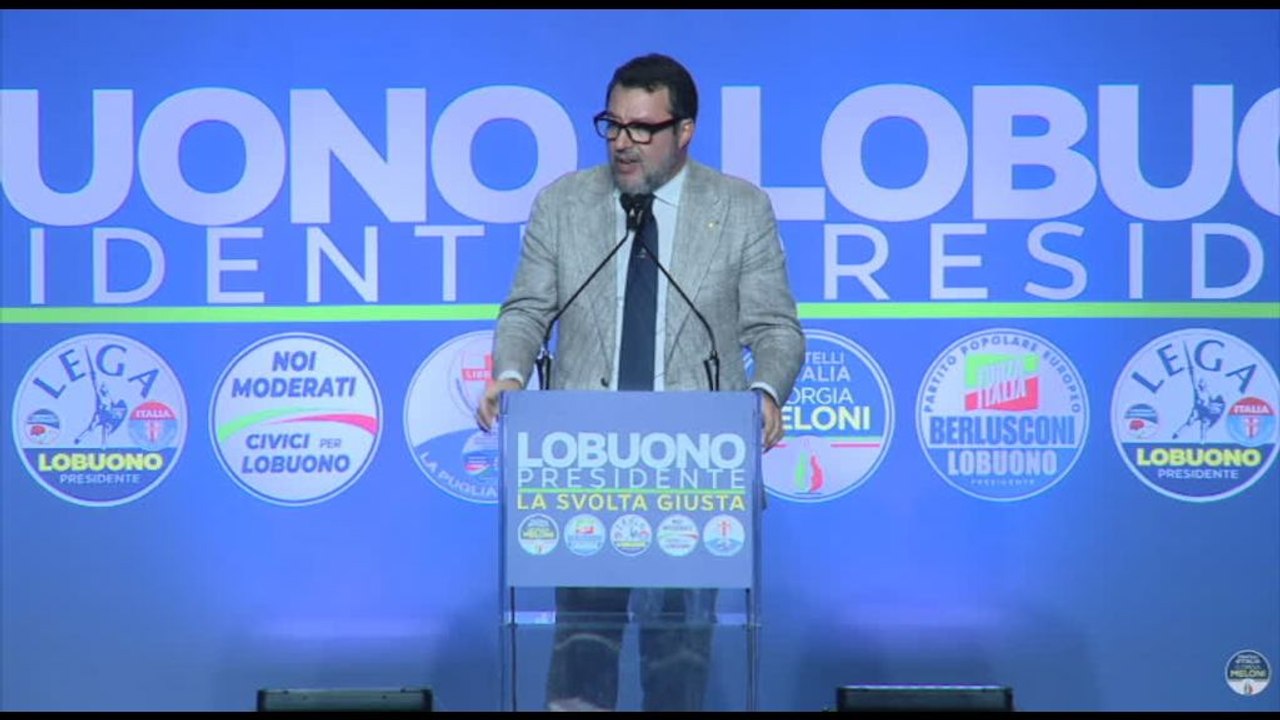 Migranti, Salvini: "Fuori dalla palle chi non rispetta nostra cultura"