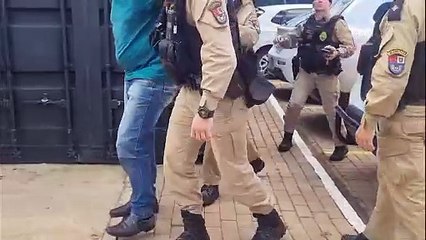 Após bater carro em árvore, homem é detido pela Polícia Militar