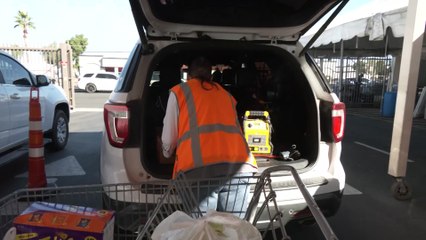 'Trump is a joke:' Hundreds line up at Arizona food bank amid shutdown