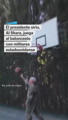 El presidente sirio, Al Shara, juega al baloncesto con militares de EE UU