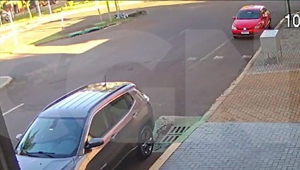 Vídeo mostra motociclista sendo arremessada contra placa após colisão contra viatura da PM