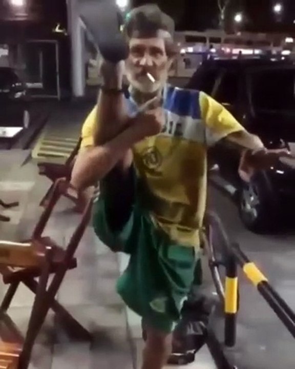 video homem do cigarrado