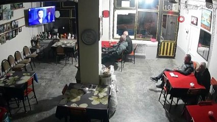Depreme kahvehanede yakalanan vatandaşların panik hali kamerada