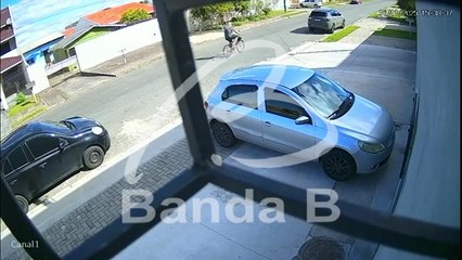 Tragédia! Idoso morre após cair de bicicleta e queda é flagrada por câmera; Veja o vídeo