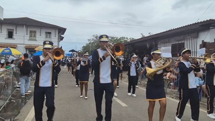 Ambiente festivo y buena organización marcan el desfile del 10 de noviembre en La Villa de Los Santos
