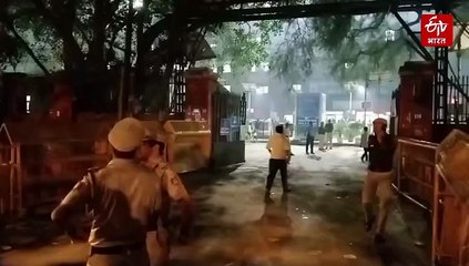 दिल्ली ब्लास्ट : LNJP अस्पताल में अपनों की तलाश में भटक रहे परिजन, गार्ड और पुलिस नहीं जाने दे रही अंदर