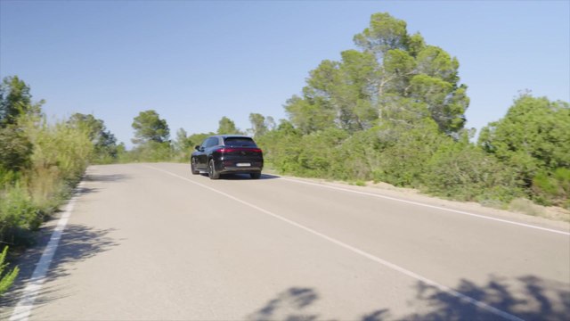 Mercedes-Maybach EQS 680 SUV with Maybach Night Series Design Package - Driving Video