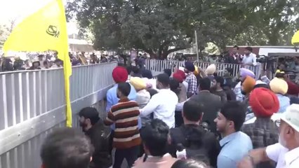 Punjab University में स्टूडेंट्स-पुलिस की झड़प की तस्वीरें, देखें पंजाब आजतक में
