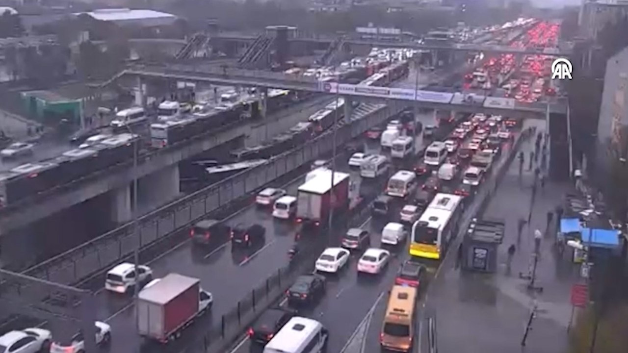 İstanbul'da metrobüs hattı tamamen durdu