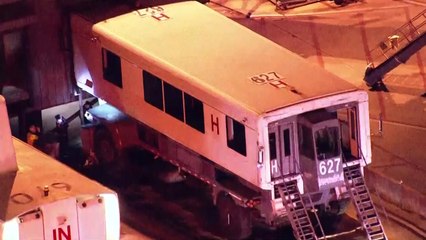 "미 워싱턴 덜레스 공항 이동버스 충돌...18명 부상" / YTN