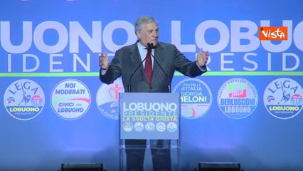 Lapsus di Tajani all'inizio del comizio a Bari: «Avremmo riempito lo stadio San Paolo. Ah, giusto... il San Nicola»
