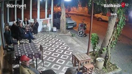 Sındırgı’da 4.9 büyüklüğündeki deprem güvenlik kamerasına yansıdı