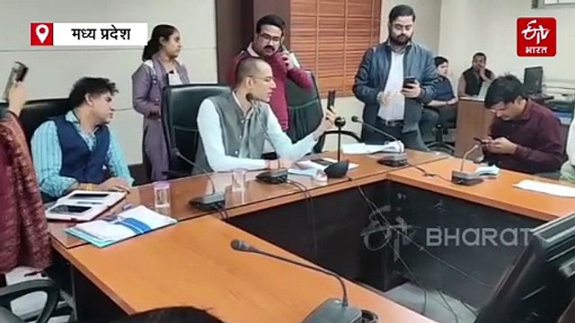 नायक बने मुरैना कलेक्टर, मीटिंग से कर्मचारियों को मिलाया धराधर फोन, पटवारी सहित 13 सस्पेंड