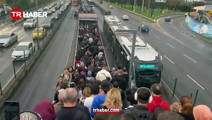 Bu sabah İstanbul! Metrobüs arızası vatandaşı çileden çıkardı: Görüntüler Hindistan&#039;dan farksız!
