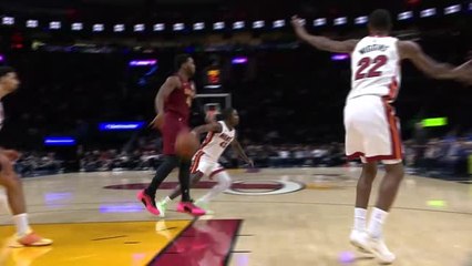 Mitchell's magic no-look pass tees up Mobley dunk for Cavs