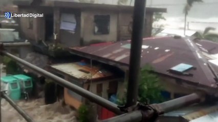 Un supertifón toca tierra en Filipinas y deja enormes olas y varios muertos