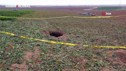 Aksaray'da pancar tarlasında devasa obruk oluştu