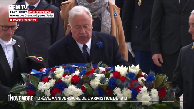 11-Novembre: le président du Sénat, Gérard Larcher, dépose une gerbe de fleurs sur la tombe du Soldat inconnu