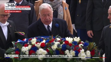 11-Novembre: le président du Sénat, Gérard Larcher, dépose une gerbe de fleurs sur la tombe du Soldat inconnu