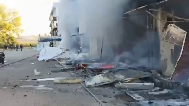 Roma, incendio in un edificio occupato abusivamente a Tor Cervara. Pompieri e poliziotti bonificano l'area in abbandono