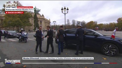 11-Novembre: Emmanuel Macron accueilli par Sébastien Lecornu au pied de la statue de Georges Clémenceau avant d'y déposer une gerbe de fleurs et de s'y recueillir