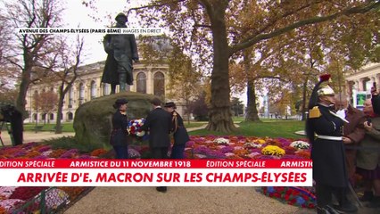 Emmanuel Macron dépose une gerbe de fleurs sous la statue de Georges Clemenceau