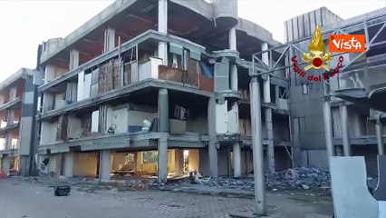 In fiamme un edificio occupato a Roma, ferito uomo che si e lanciato per scappare