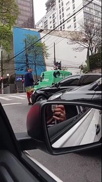 Motorista se revolta após colisão e destrói retrovisores de outro veículo