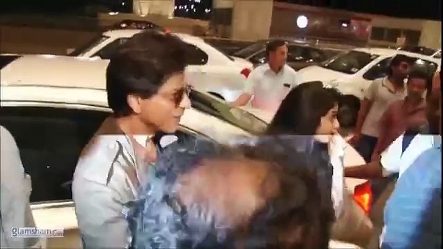 Looks like SRK’s new tattoo has everyone guessing, is it for Anushka’s next film or just his latest style statement? 👀🔥 #glamsham #shahrukhkhan #anushkasharma #bollywood #tattoo #celebritybuzz glamsham, shah rukh khan, anushka sharma, bollywood, tatto