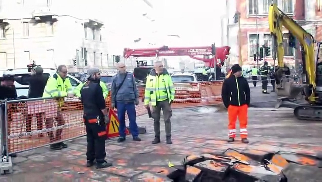 Milano: si apre una voragine nell'asfalto, crollano a terra un palo della luce e un semaforo
