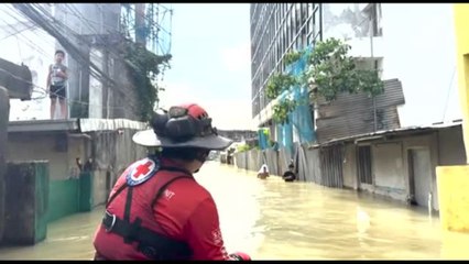 Filippine, tifone sommerge le strade: evacuati centinaia di residenti