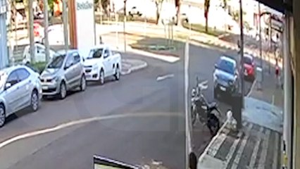 Vídeo mostra momento em que viatura da PM atinge motociclista na Avenida Brasil