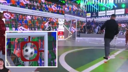 Ronaldo non ha perso il tocco: lo sfidano e lui... guardate dove la mette