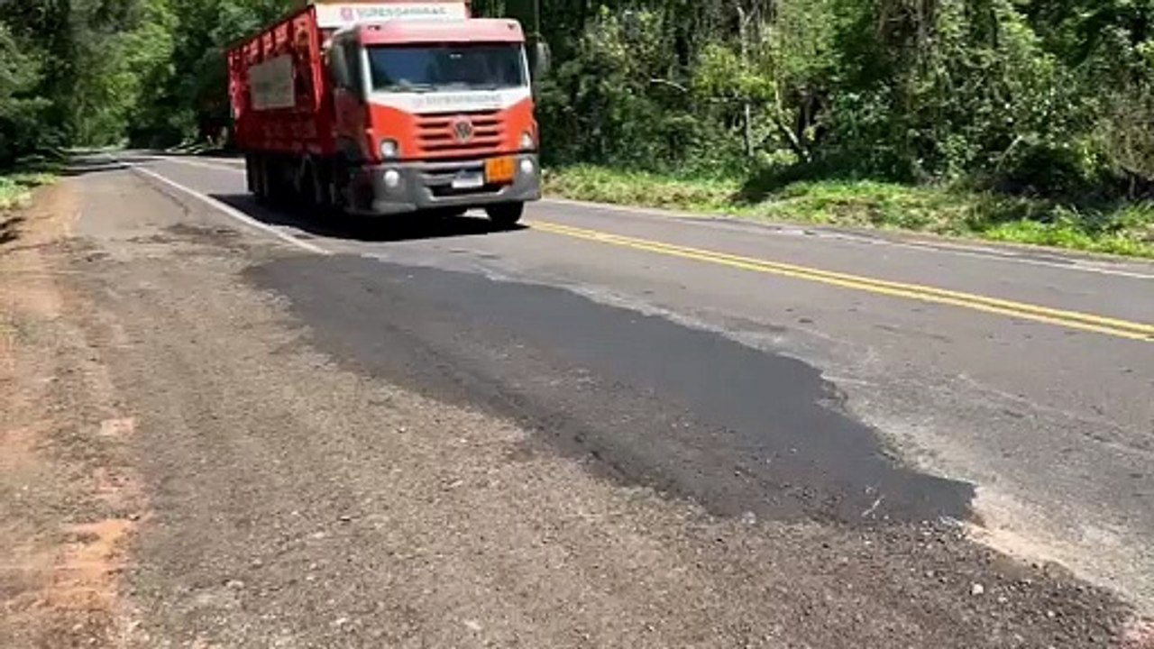 Após acidente com duas mortes, DER-PR fecha buraco que seria antigo na PR-323