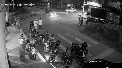 VIDEO: Taxista arrolla a una familia y dos niños quedan con muerte cerebral en Colombia