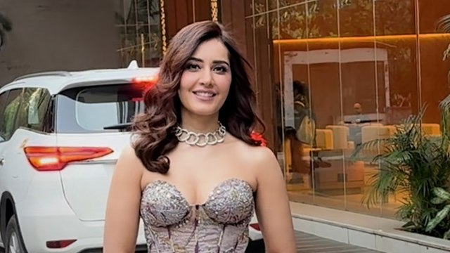 ग्लैमरस लुक में स्पॉट हुईं Raashii Khanna