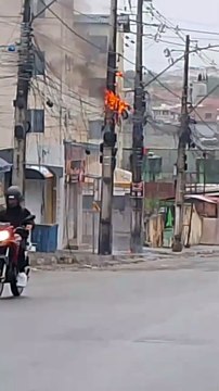 Poste pega fogo e assusta pedestres em Feira de Santana