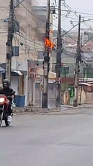 Poste pega fogo e assusta pedestres em Feira de Santana