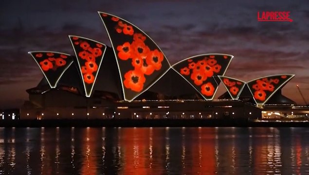 Australia, Remembrance Day: papaveri rossi alla Sydney Opera House