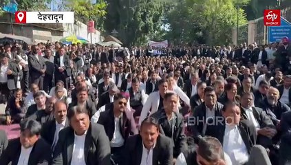 देहरादून में अधिवक्ताओं का प्रदर्शन, 2 घंटे सड़क को रखा जाम, चैंबर निर्माण की मांग पर बुलंद की आवाज
